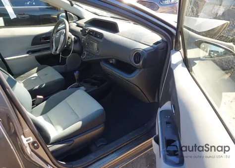 2013 Toyota Prius C Three from USA, damaged, VIN JTDKDTB39D1057416